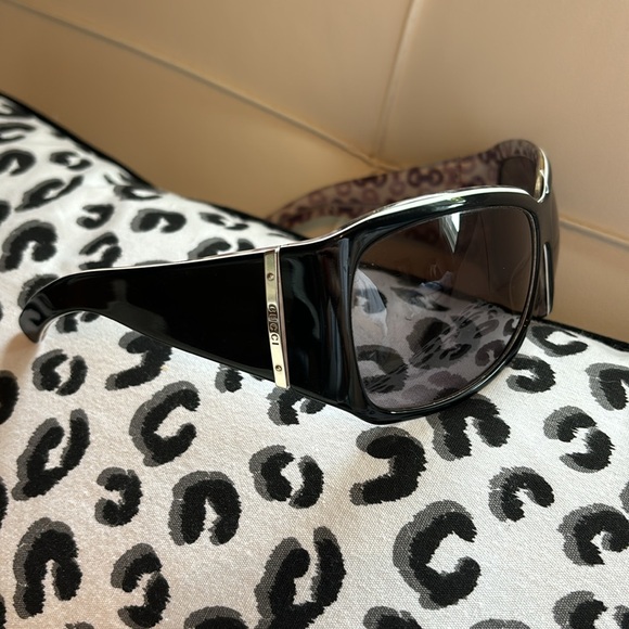 Gucci sunglasses , black with white trim at top. No case, very good condition - Picture 2 of 14